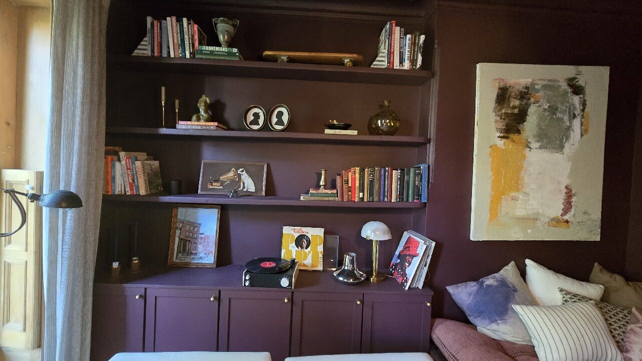 Custom built-in bookshelf and cabinetry